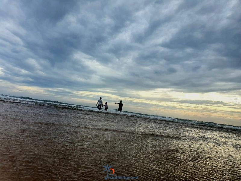 Bãi Biển Cam Bình Lagi - Điểm cắm trại không thể bỏ lỡ. - 1121