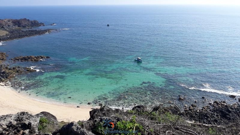 Vịnh Triều Dương - một bãi biển đẹp của huyện Phú Qúy, tỉnh Bình Thuận - 1968