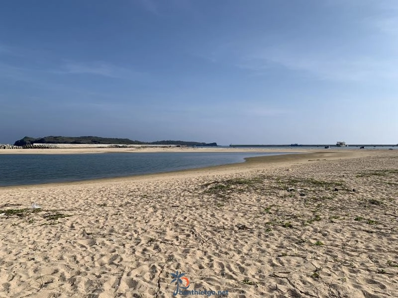 Vịnh Triều Dương - một bãi biển đẹp của huyện Phú Qúy, tỉnh Bình Thuận - 1971