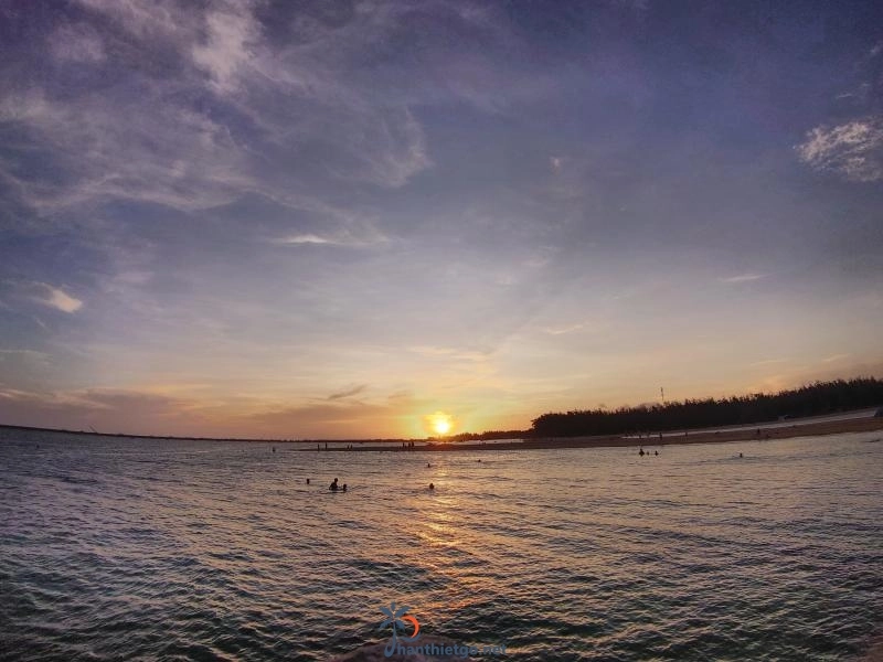 Vịnh Triều Dương - một bãi biển đẹp của huyện Phú Qúy, tỉnh Bình Thuận - 1973