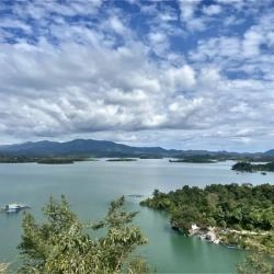 Hồ Hàm Thuận - Dạo chơi trên ốc đảo xanh ngát giữa lòng Bình Thuận