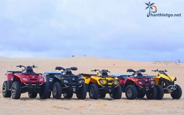 Trải nghiệm cảm giác mạnh bằng xe địa hình trên đồi cát Bàu Trắng, bạn đã thử chưa?